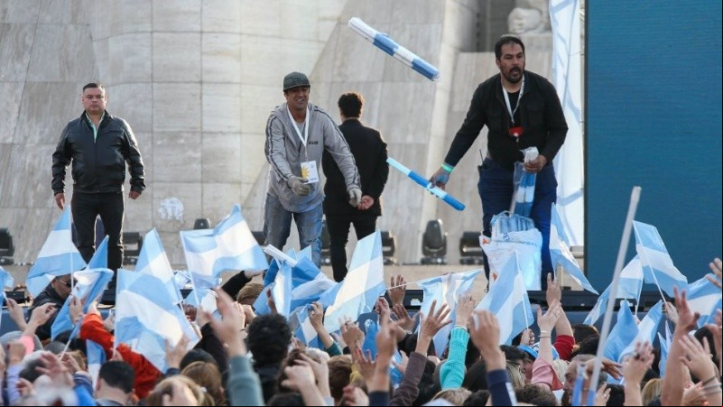 Las banderitas argentinas se repartieron desde el escenario en la previa.