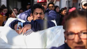 Miles de fieles en la iglesia de San Cayetano agradeciendo y pidiendo por trabajo.