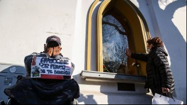 Miles de fieles en la iglesia de San Cayetano agradeciendo y pidiendo por trabajo.