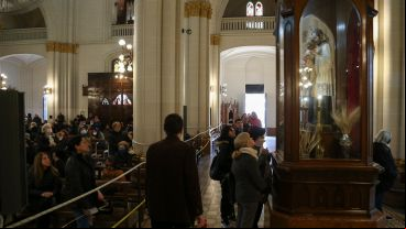 Miles de fieles en la iglesia de San Cayetano agradeciendo y pidiendo por trabajo.