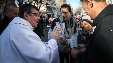 Miles de fieles en la iglesia de San Cayetano agradeciendo y pidiendo por trabajo.