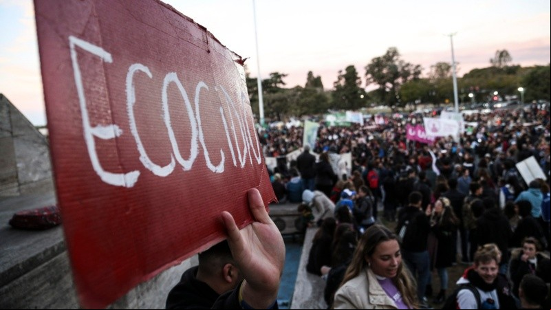 Una multitud en el Monumento se reunió para decir basta a la quema en las islas. 