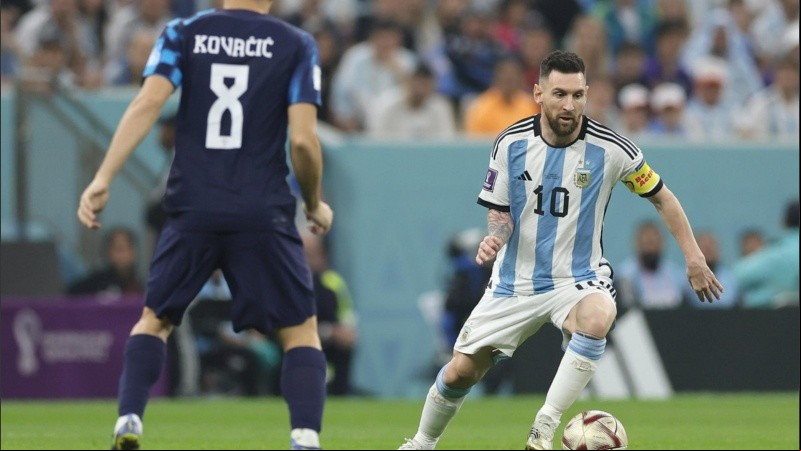 Leo Messi en acción durante el primer tiempo, marcado por Kovacic. 