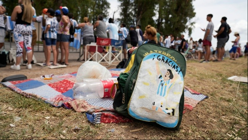Hinchas fanáticos de Messi a la espera de una foto. 