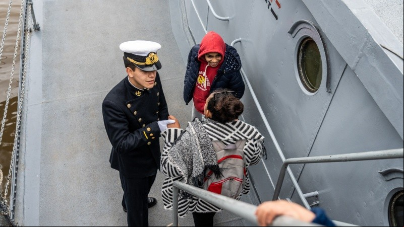 Tres buques de la Armada Argentina pasaron por la costa central de Rosario y fueron visitados por el público.