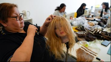 Así es el trabajo solidario para confeccionar pelucas para pacientes oncológicos.