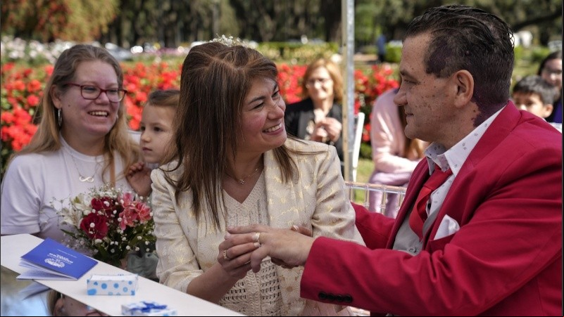 La pareja se casó este jueves por la mañana en pleno Rosedal del Parque Independencia.