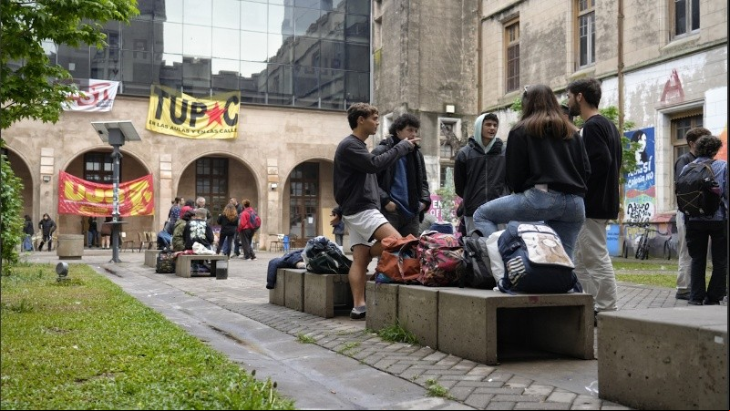 Rosario3 pasó por la facultad de Humanidades y Artes para registrar cómo se desarrollaba esta jornada especial.  