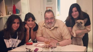 Jorge Lanata, rodeado de sus hijas.
