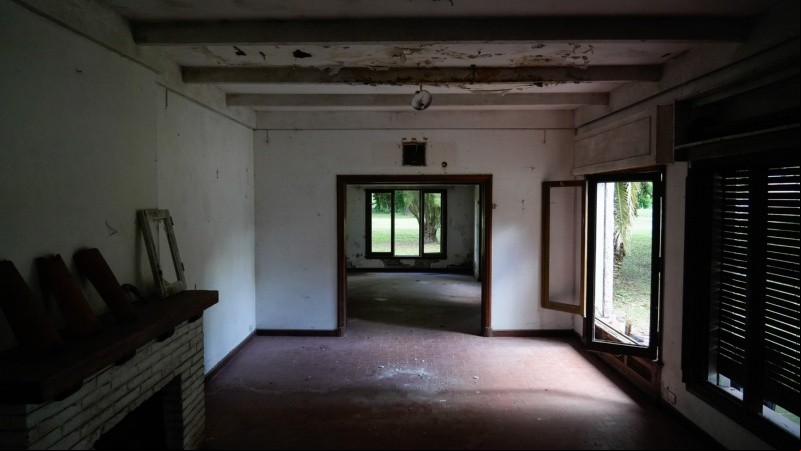 Al chalet principal de la Quinta de Funes se ingresa por un living comedor con hogar.