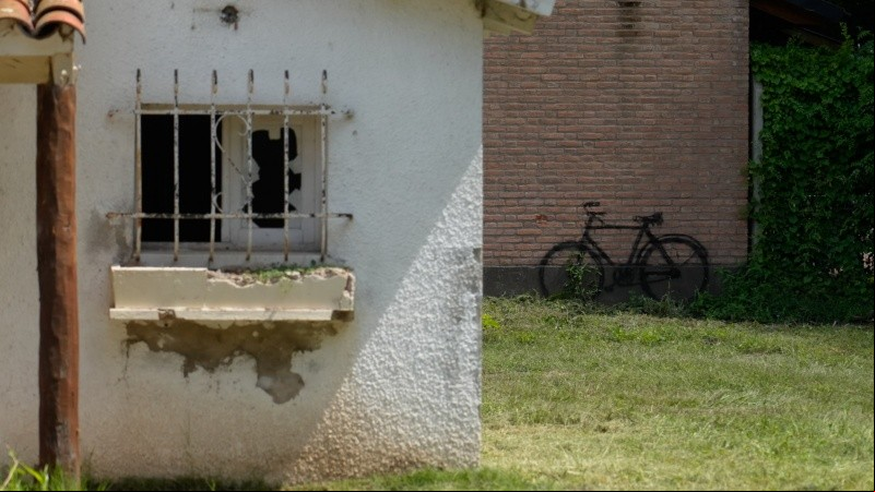 El arte como respuesta: una bicicleta negra de Fernando Traverso, símbolo de los desaparecidos en Rosario.
