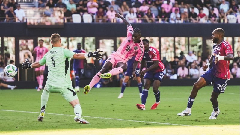 El ecuatoriano Obando marcó el 2-1 parcial en el primer tiempo.
