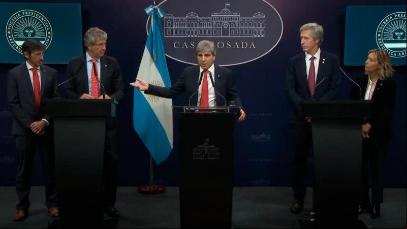 El equipo económico del Gobierno en conferencia este mediodía.