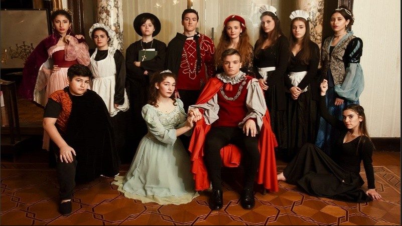 Los alumnos de teatro en un elenco que lleva dos años de investigación.