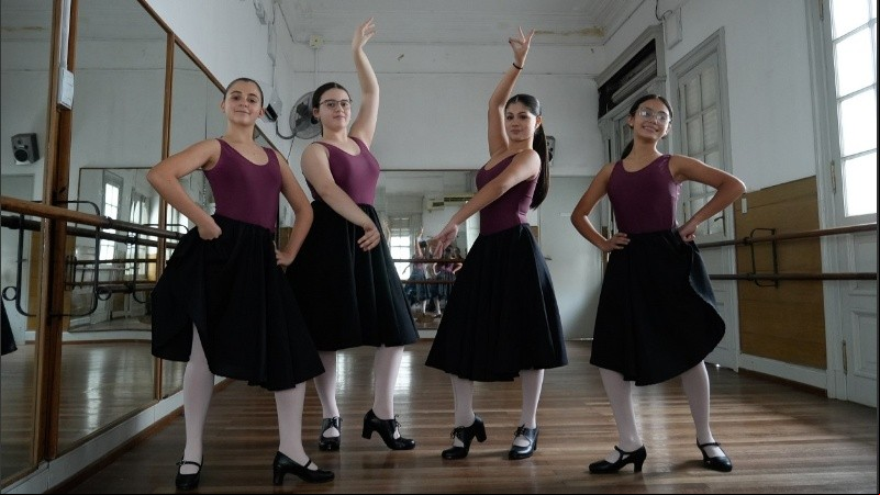 Alumnas de danzas españolas de Sandra y de la profesora Karina.