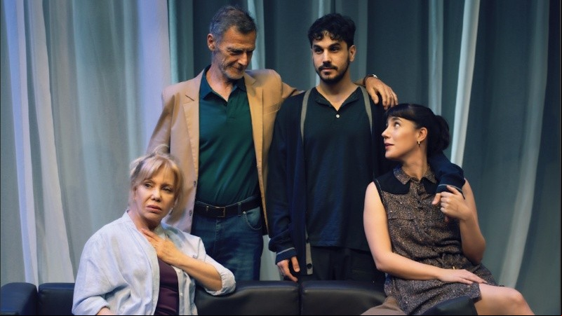 Escrita por el dramaturgo francés, Florian Zeller, dirigida por Andrea Garrote, la obra reúne a excelentes actores, además de Roth: Gustavo Garzón, Martín Slipak y Victoria Baldomir.