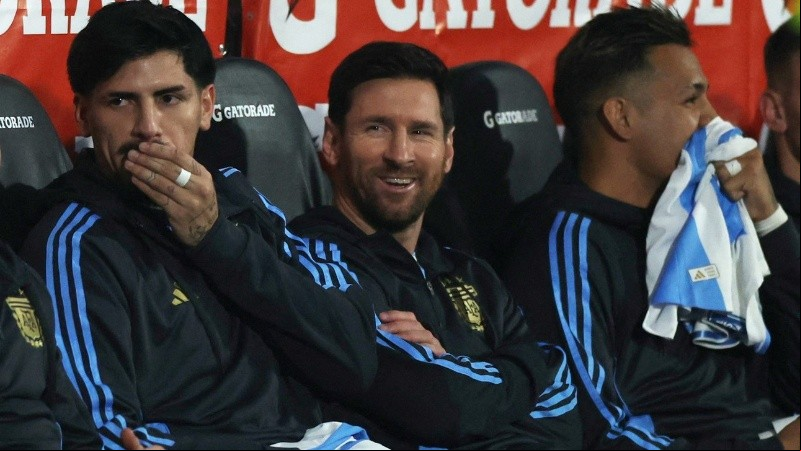 Leo Messi inició en el banco e ingresó en el segundo tiempo