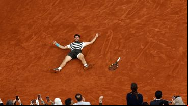 Carlos Alcaraz superó a Jannik Sinner y se quedó con la final más larga en la historia de Roland Garros.