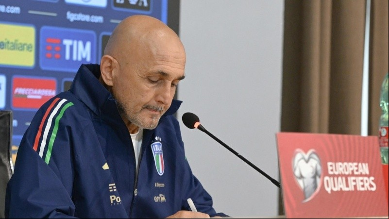El ex DT del Napoli no hizo pie en la selección tretacampeona del mundo.