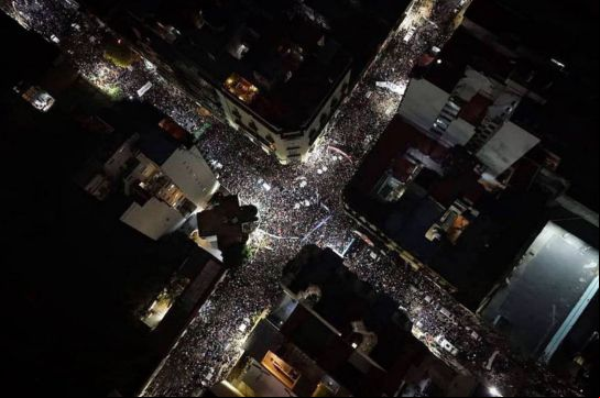 Multitudinaria convocatoria frente a la casa de Cristina Kirchner y un saludo a la militancia desde el balcón